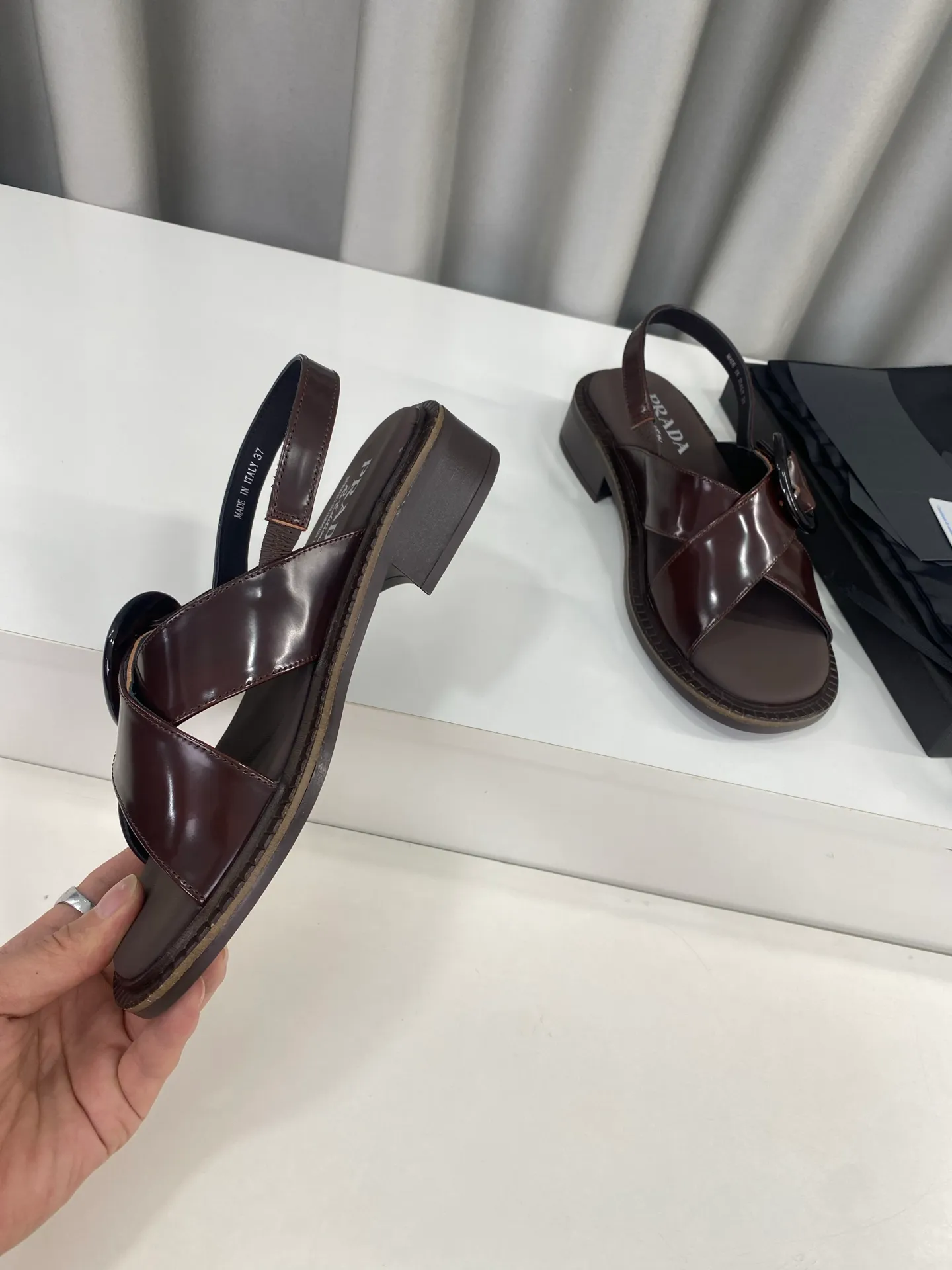 💕💕Factory direct selling price p500💕💕 Prada 25ss spring and summer new style cross thick heel sandals ☑️ Many Internet celebrity fashion bloggers are planting grass. Summer must-have sandals. Retro fashionable and avant-garde soles with uppers make the whole pair of shoes light and comfortable. Satisfy the various choices of fashionable people of different styles. The upper feet are very comfortable. The iconic metal triangle logo matches the shape of ancient beach sandals. Every design is fashionable ▪Upper: Made of original imported cow patent leather ▪Inner foot pads: sheepskin ▪Sole: Original customized rubber outsole ▪Size: 35-40 (customized for 40 yuan, non-refundable)